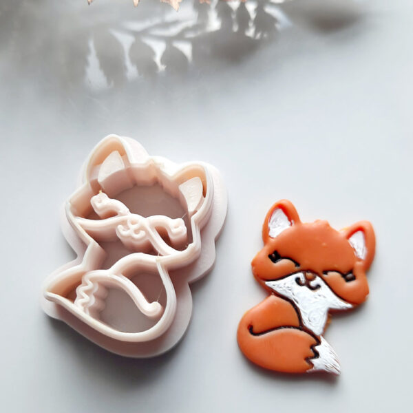 Adorable fox-shaped polymer clay cutter, perfect for crafting autumn-themed polymer clay earrings with its intricate design. Fox clay cutter