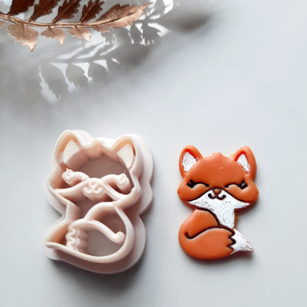 Adorable fox-shaped polymer clay cutter, perfect for crafting autumn-themed polymer clay earrings with its intricate design. Fox clay cutter