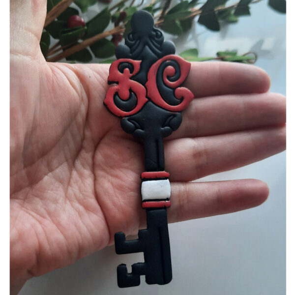 Detailed Santa key design on a polymer clay cutter, enabling the creation of personalized Christmas ornaments